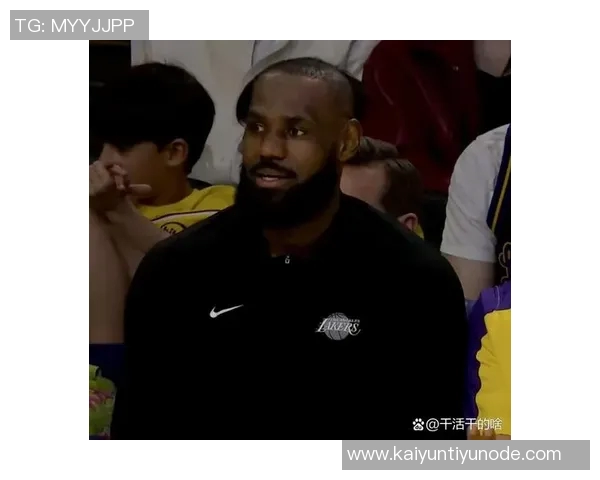 詹姆斯替补席上显不满情绪频频起身运球引发关注